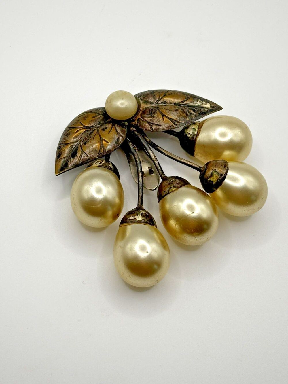 Vintage Faux Pearl Clip Teardrop Design Bronze Leafy Setting Jewelry Brooch Pin